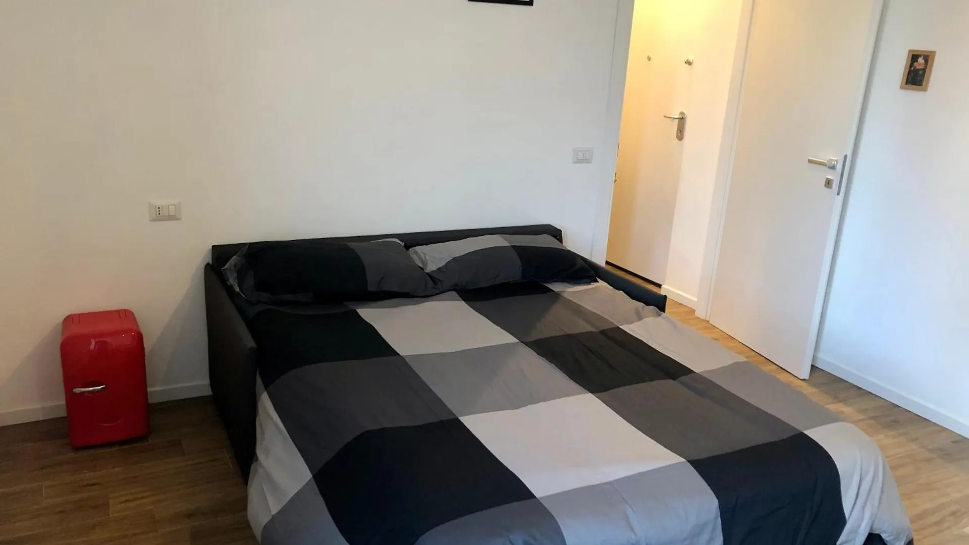 Santa Giulia Suite - 15 Minutes From City Centre Милан 0*,  Италия